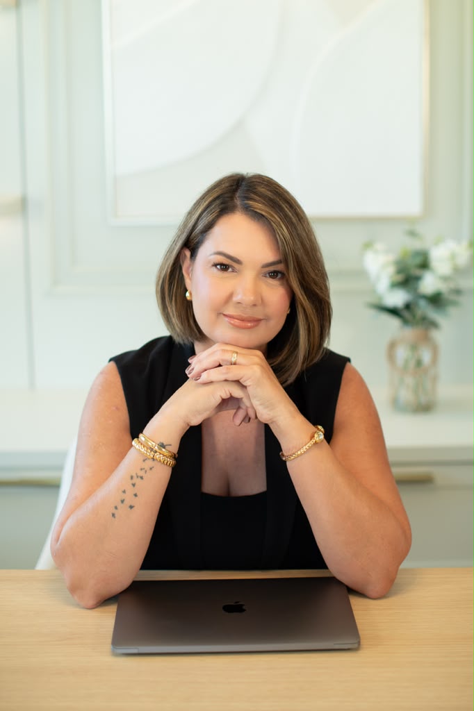 Karina Delmiglio em seu escritório