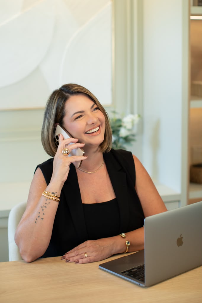 Karina Delmiglio em seu escritório